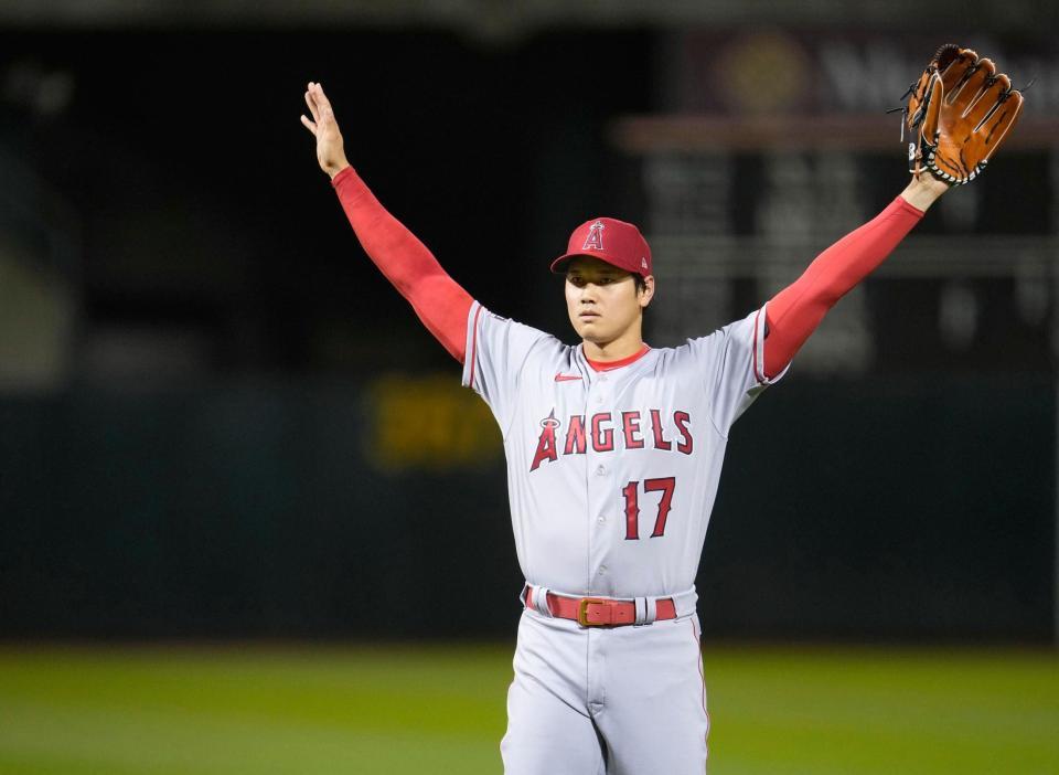 開幕戦に「３番・投手兼指名打者」で先発した大谷（共同）