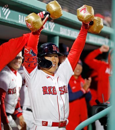 　パイレーツ戦の１回、メジャー初本塁打となる２ランを放ち、喜ぶレッドソックス・吉田＝ボストン（共同）