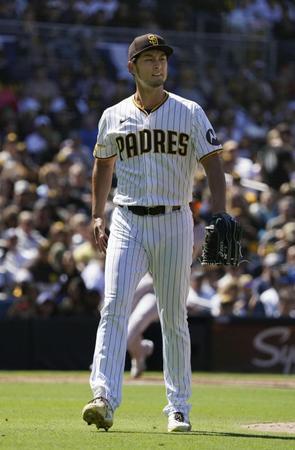 　ダイヤモンドバックス戦の５回を投げ終え、ベンチに戻るパドレスのダルビッシュ＝サンディエゴ（共同）