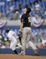 　マーリンズ戦の２回、ガルシア（奥）に先制本塁打を浴びたツインズ・前田＝マイアミ（共同）