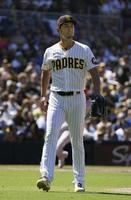 　ダイヤモンドバックス戦の５回を投げ終え、ベンチに戻るパドレスのダルビッシュ＝サンディエゴ（共同）