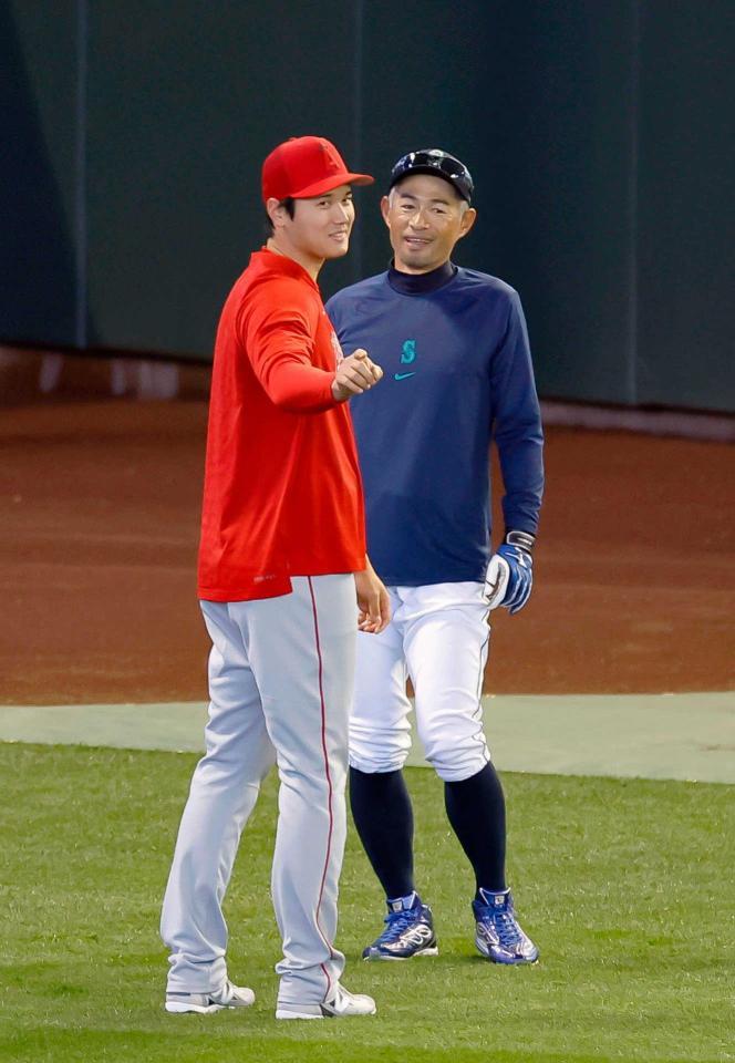 　試合前にはイチローさん（右）と談笑する大谷（共同）