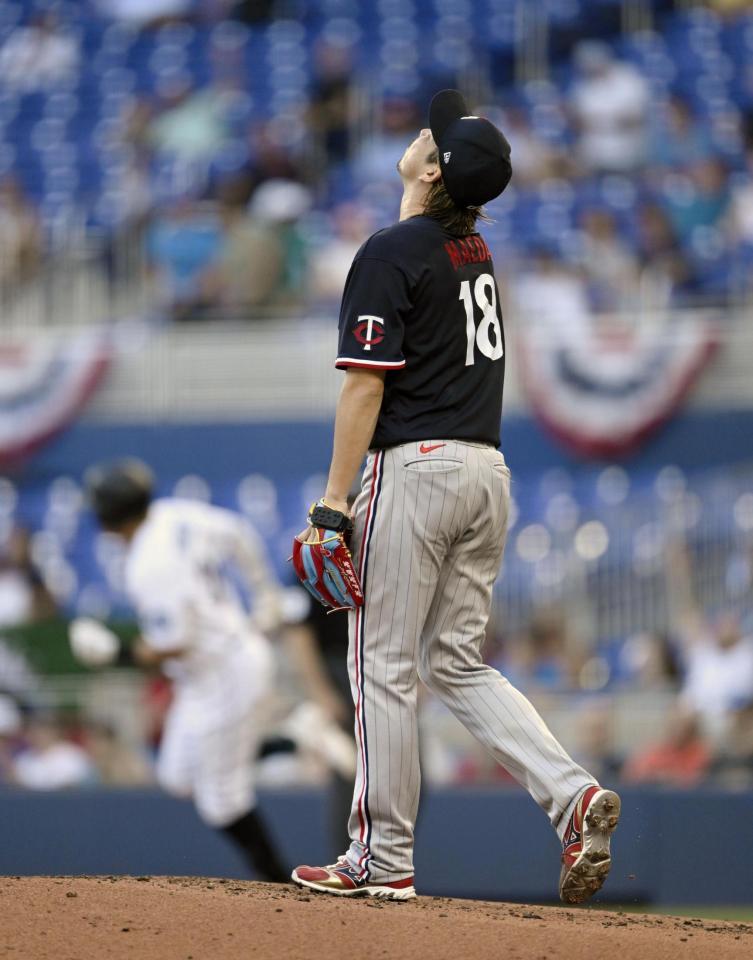 　マーリンズ戦の２回、ガルシア（奥）に先制本塁打を浴びたツインズ・前田＝マイアミ（共同）