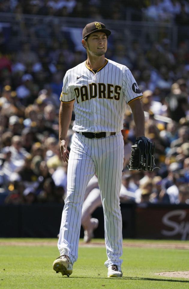 　ダイヤモンドバックス戦の５回を投げ終え、ベンチに戻るパドレスのダルビッシュ＝サンディエゴ（共同）