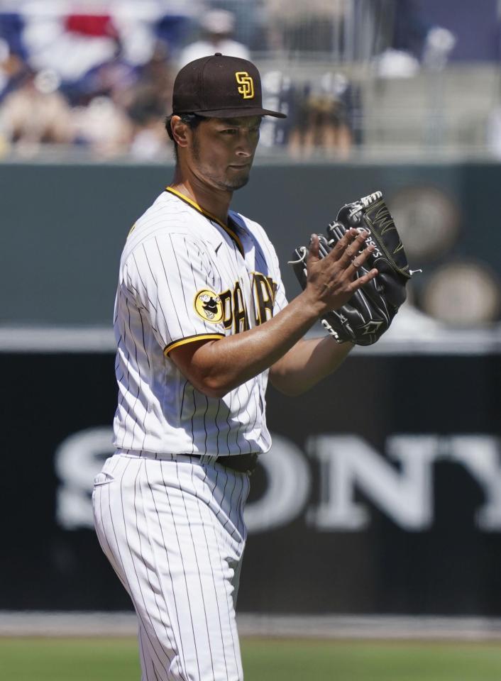 　３回、マルテを併殺打に打ち取りグラブをたたくダルビッシュ（共同）