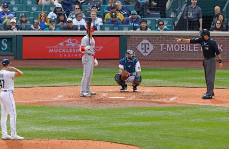 　打席でピッチクロック違反を取られた大谷