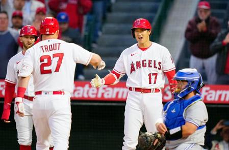 　１回、先制２ランを放ったトラウト（２７）を迎える大谷（共同）