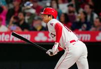 　５回、右前打を放つ大谷