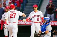 　１回、先制２ランを放ったトラウト（２７）を迎える大谷（共同）