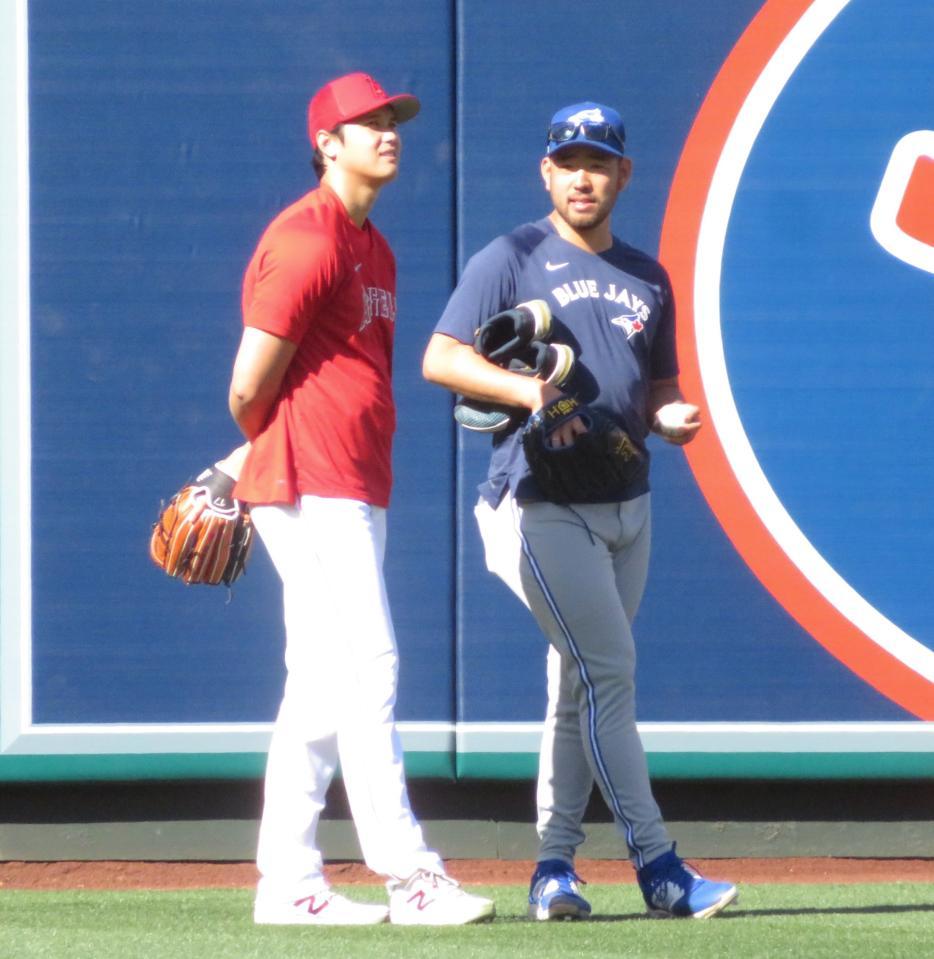 　試合前のフィールドで菊池と談笑する大谷（撮影・小林信行）