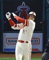 　４回、左前打を放つ大谷（提供・共同通信社）