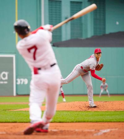 　１回、吉田（７）と対戦する大谷。空振り三振に仕留めた