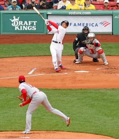 　１回、大谷と対戦し、空振り三振に倒れる吉田
