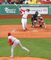 　１回、大谷と対戦し、空振り三振に倒れる吉田