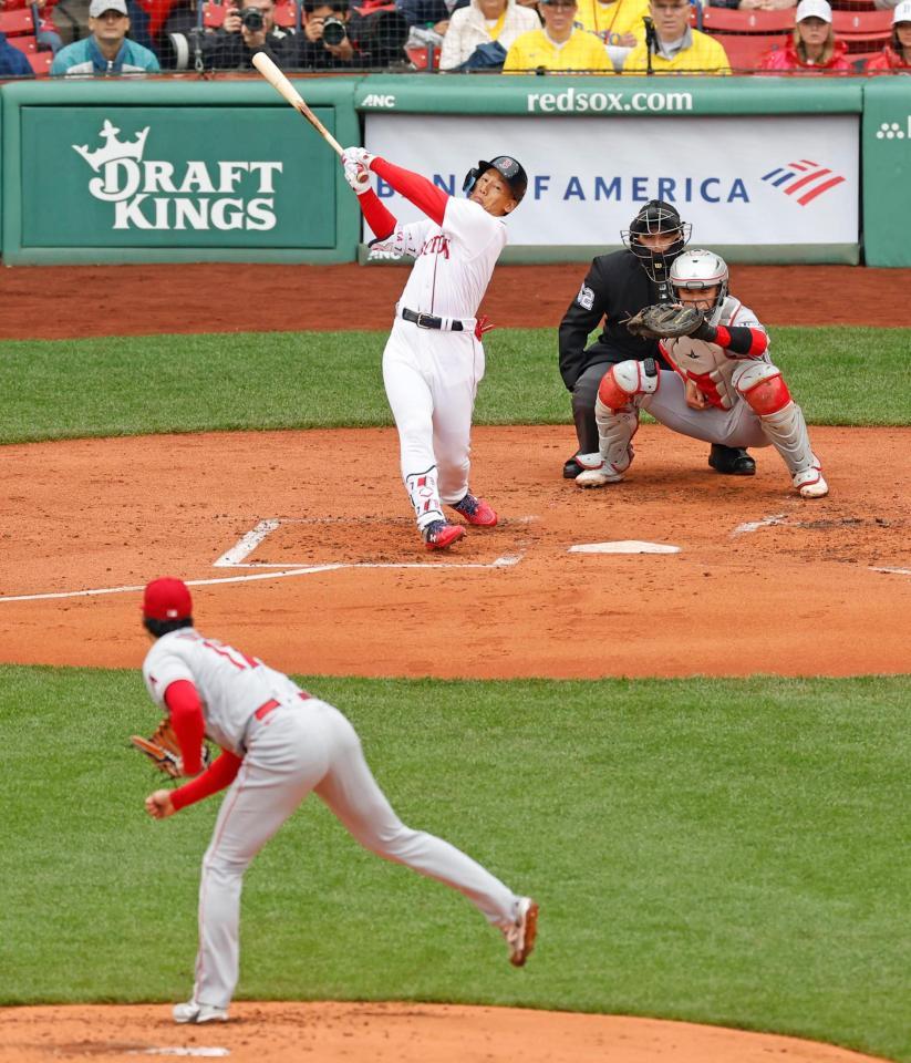 　１回、大谷と対戦し、空振り三振に倒れる吉田