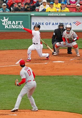 　１回、エンゼルス・大谷と対戦し、空振り三振に倒れるレッドソックス・吉田