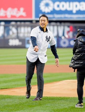 　ヤンキース－エンゼルスの試合前に始球式を行う黒田博樹氏（共同）