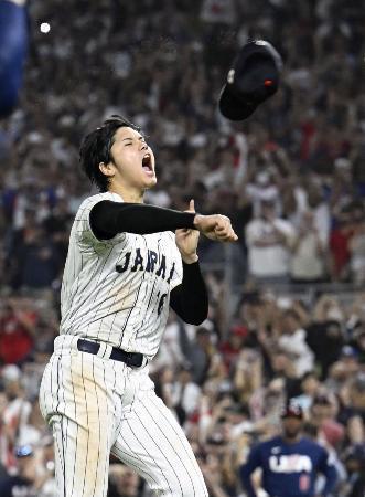 　ＷＢＣ決勝の米国戦で優勝を決め、帽子を投げて喜ぶ大谷翔平＝３月２１日、マイアミ（共同）