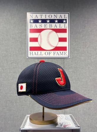 　ＷＢＣ決勝で大谷翔平が使用し、近日中に米国野球殿堂博物館に展示される帽子＝１８日、ニューヨーク州クーパーズタウン（共同）
