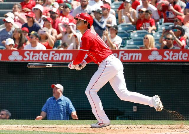 【動画】目が離せない大谷　トラウトから兜→水原通訳ささやき→侍斬り？パフォ