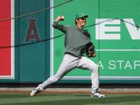 　試合前にキャッチボールで調整する藤浪（撮影・小林信行）