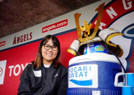　エンゼルスタジアムを訪れ、「かぶと」と写真に納まる女子ゴルフの畑岡奈紗（共同）