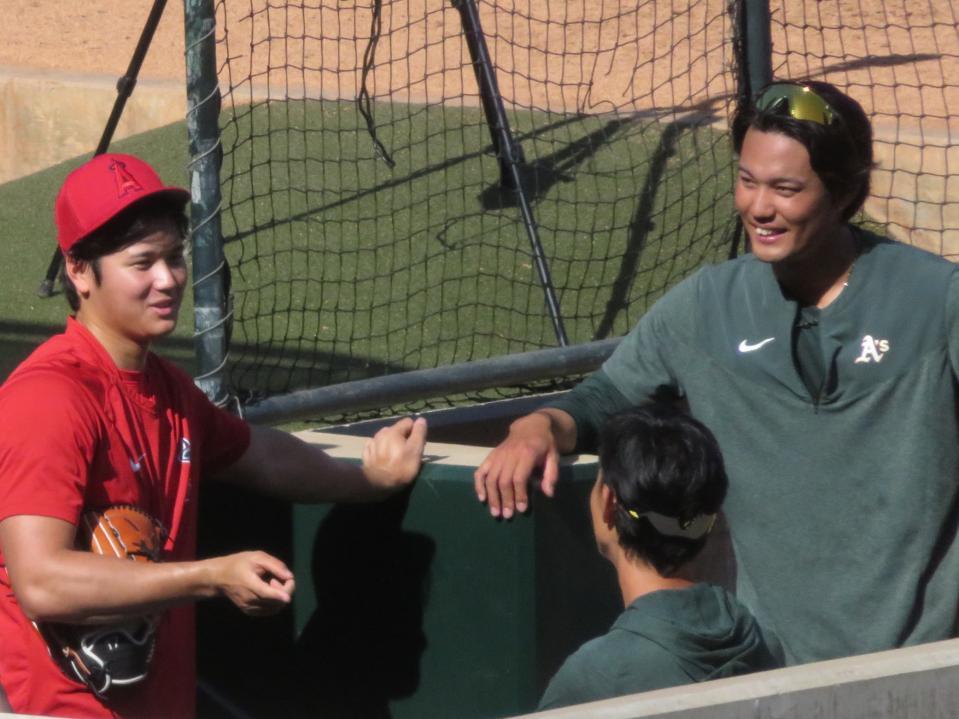 試合前に談笑する大谷（左）と藤浪（撮影・小林信行）