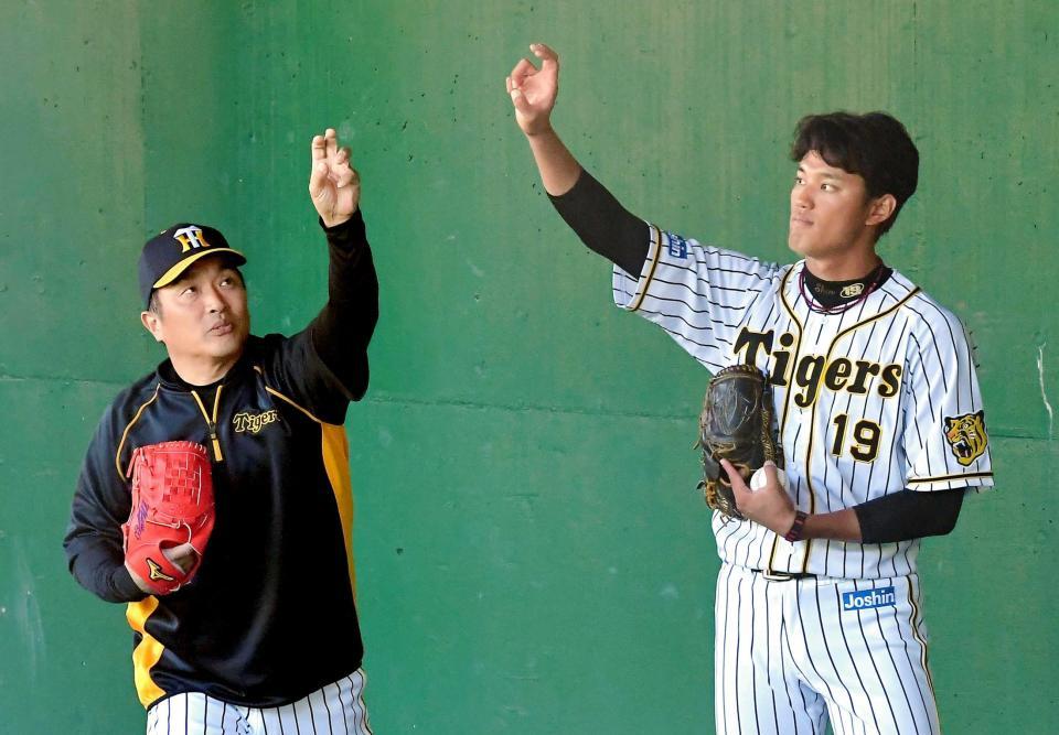 　阪神・藤浪晋太郎（右）に手首を立てるようアドバイスする山本昌臨時コーチ（２０１９年撮影）