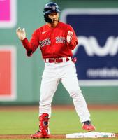 　１回、適時二塁打を放った吉田（ゲッティ＝共同）