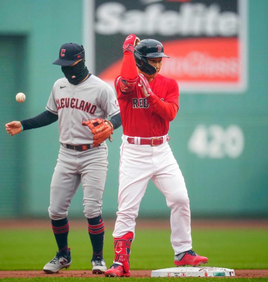 　２回、二塁打を放ちポーズを決めるレッドソックス・吉田＝ボストン（共同）