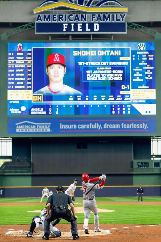 　３回、中越えに７号ソロを放つエンゼルス・大谷（共同）