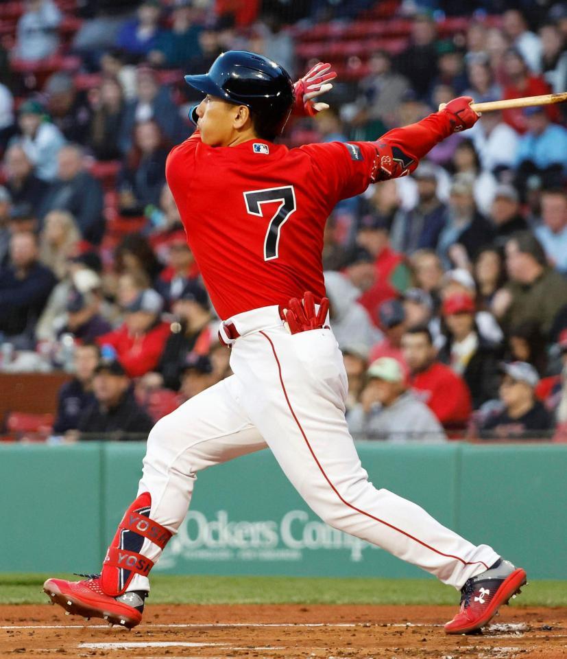 　１回、適時二塁打を放つ吉田（ゲッティ＝共同）