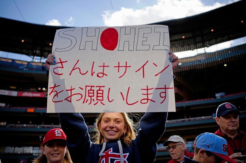 　大谷にサインを求めるファン