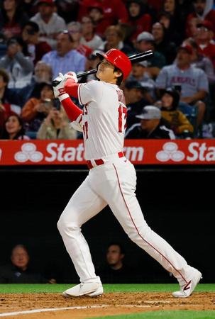 　６回、中飛に倒れる大谷（共同）