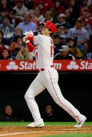 　６回、中飛に倒れる大谷（共同）