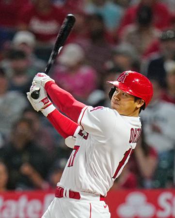 大谷、２打席連続適時二塁打　鈴木は１安打