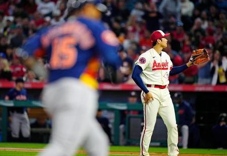 　アストロズ戦の５回、マルドナド（手前）に逆転２ランを浴びた大谷