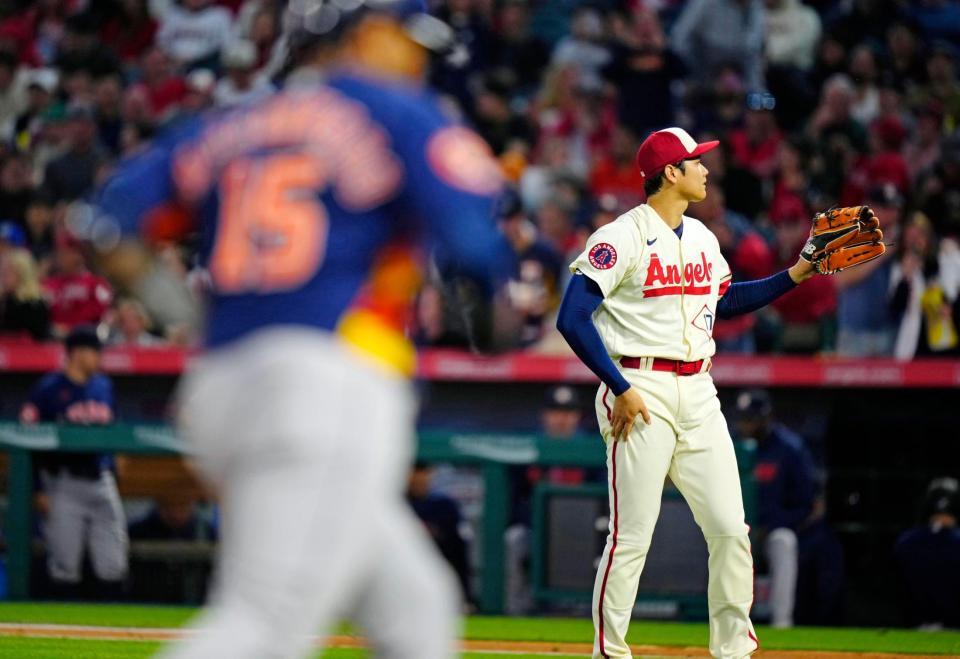 　アストロズ戦の５回、マルドナド（手前）に逆転２ランを浴びた大谷