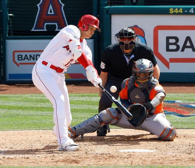 【写真】変態打ちの大谷　態勢を崩しながら芯を捉える