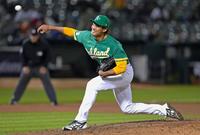 　レンジャーズ戦の１０回途中に登板し、２／３回を無失点でメジャー初勝利を挙げた藤浪（ゲッティ＝共同）