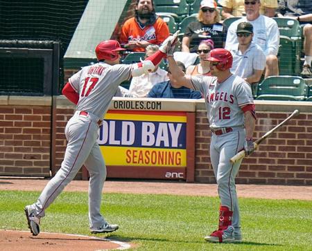 　１回、先制の１０号ソロを放ち、次打者レンフロー（右）に迎えられる大谷