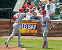 　１回、先制の１０号ソロを放ち、次打者レンフロー（右）に迎えられる大谷