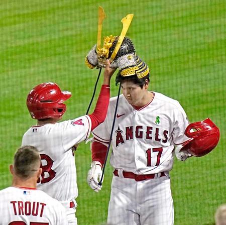 　ツインズ戦の６回、１１号ソロを放ち、「かぶと」をかぶせてもらう大谷