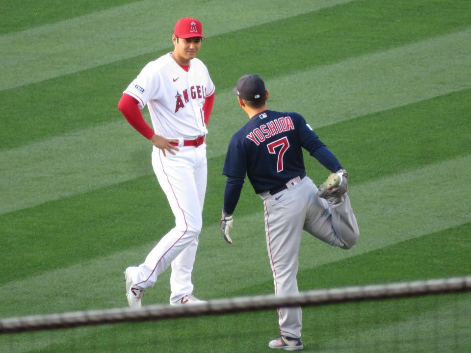 　試合前のフィールドで談笑する大谷と吉田（撮影・小林信行）