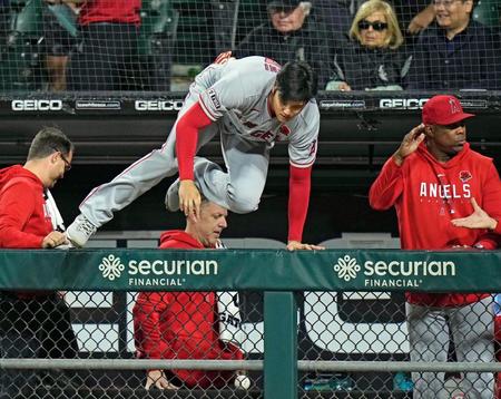 　ホワイトソックスに勝ち、ベンチを飛び出す大谷