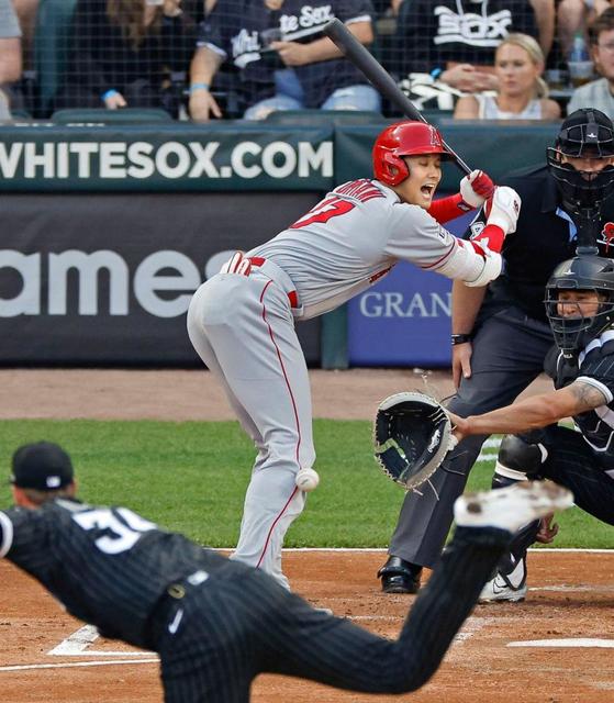 大谷翔平　初回、右膝付近に１５２キロの今季初死球受け絶叫、顔をゆがめる　その後一塁へ