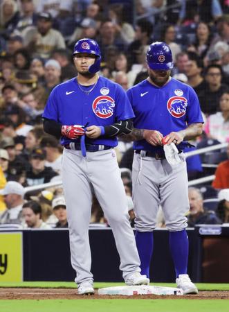 　５回、四球で出塁した鈴木（左）