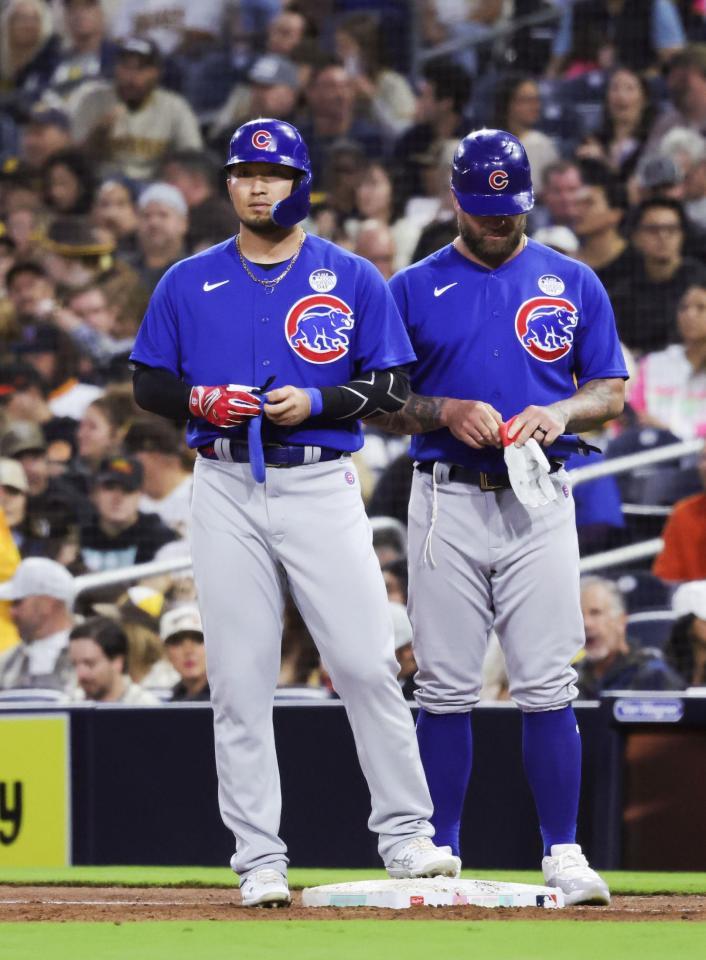 　５回、四球で出塁した鈴木（左）