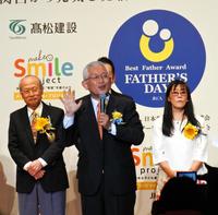　泉房穂・前明石市長（中央）のスピーチを聞くダルビッシュ有の母・郁代さん（右）