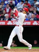 　４回、１６号ソロを放つ大谷